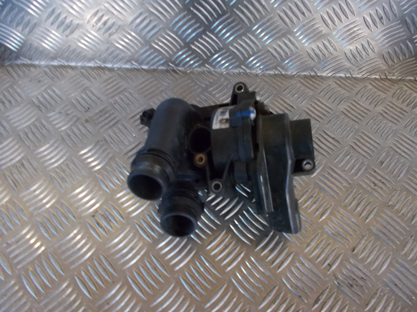 Audi A4 8K Termostathus Med OEM Nr. 06J121026G Fra Audi Ophugger