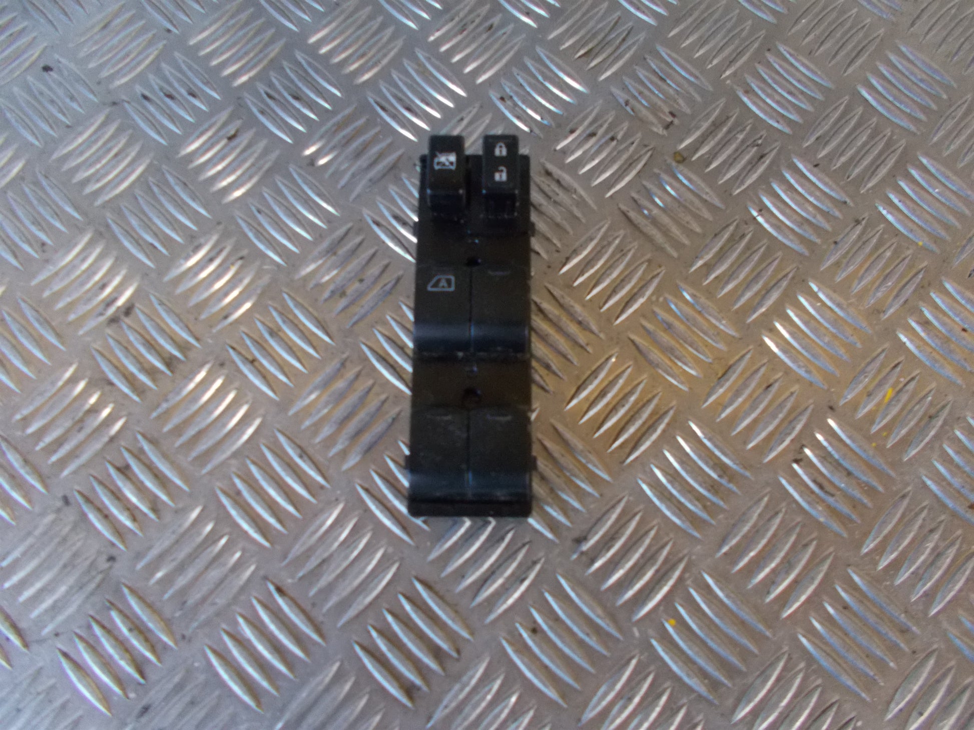 Nissan Note Kontakt Rudehejs Med OEM Nr. Ophugger Fra Nissan Ophugger