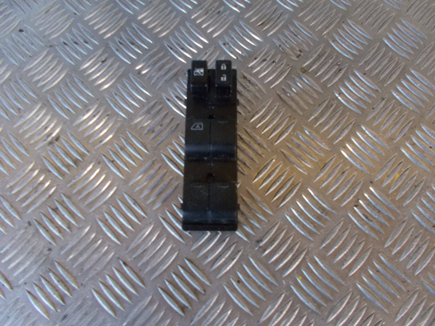 Nissan Note Kontakt Rudehejs Med OEM Nr. Ophugger Fra Nissan Ophugger