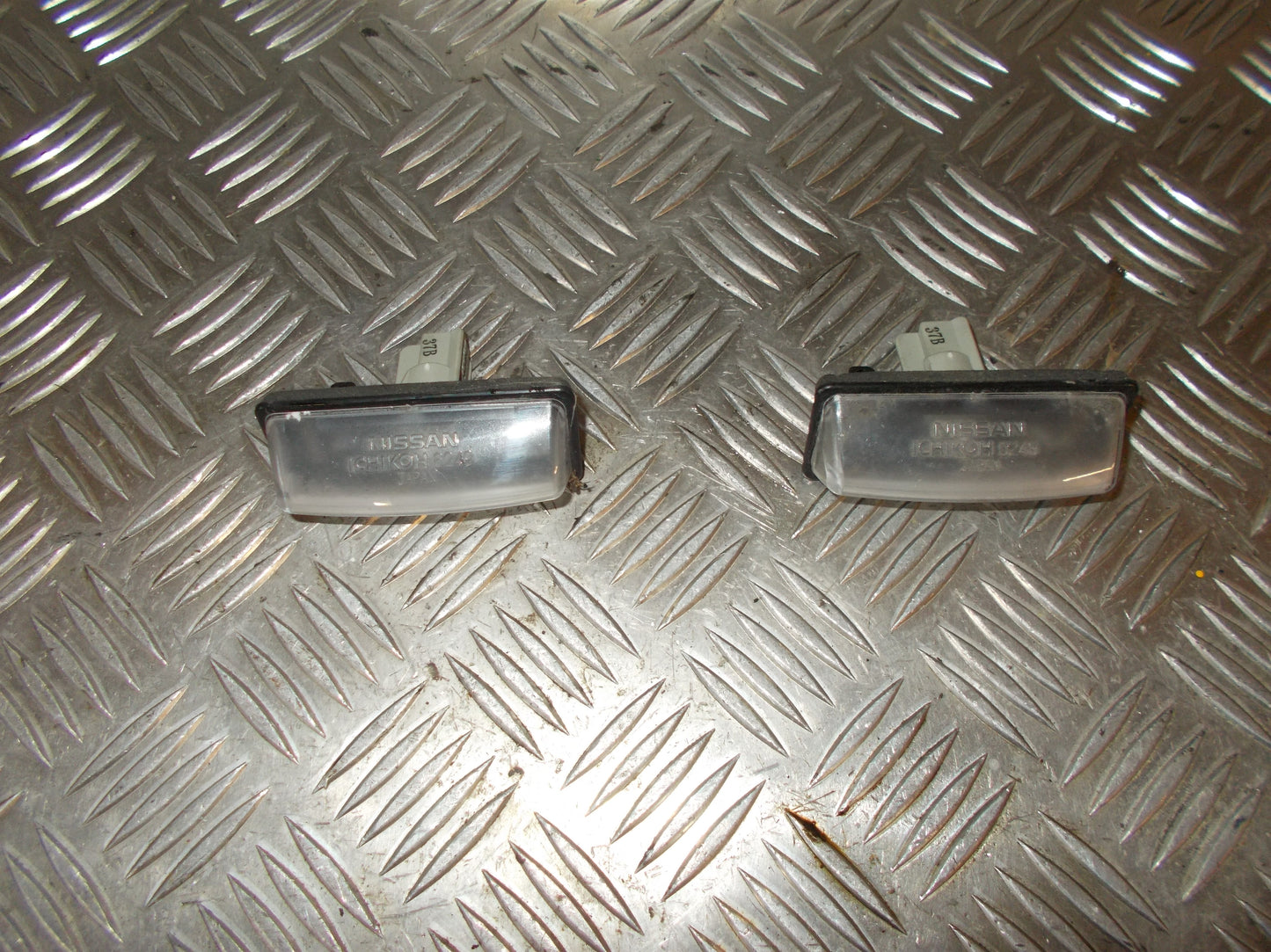 Nissan Note Nummerpladelygte Med OEM Nr. Ophugger Fra Nissan Ophugger