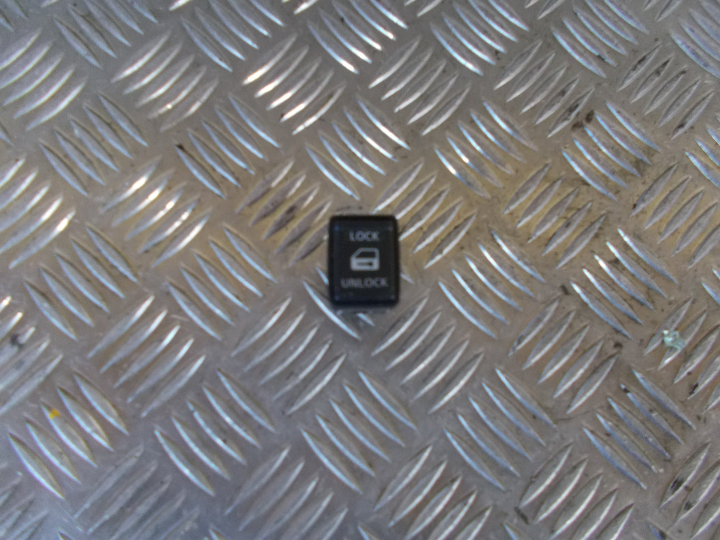 Nissan Note Kontakt Rudehejs Med OEM Nr. 13620MD Fra Nissan Ophugger