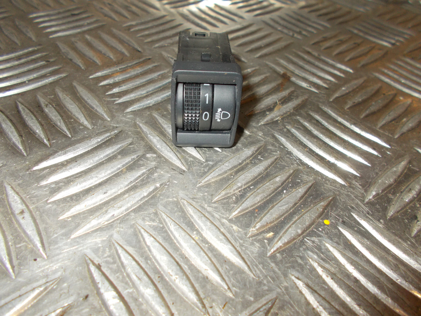 Nissan Note Kontakt Lygtejustering Med OEM Nr. 307232 Fra Nissan Ophugger