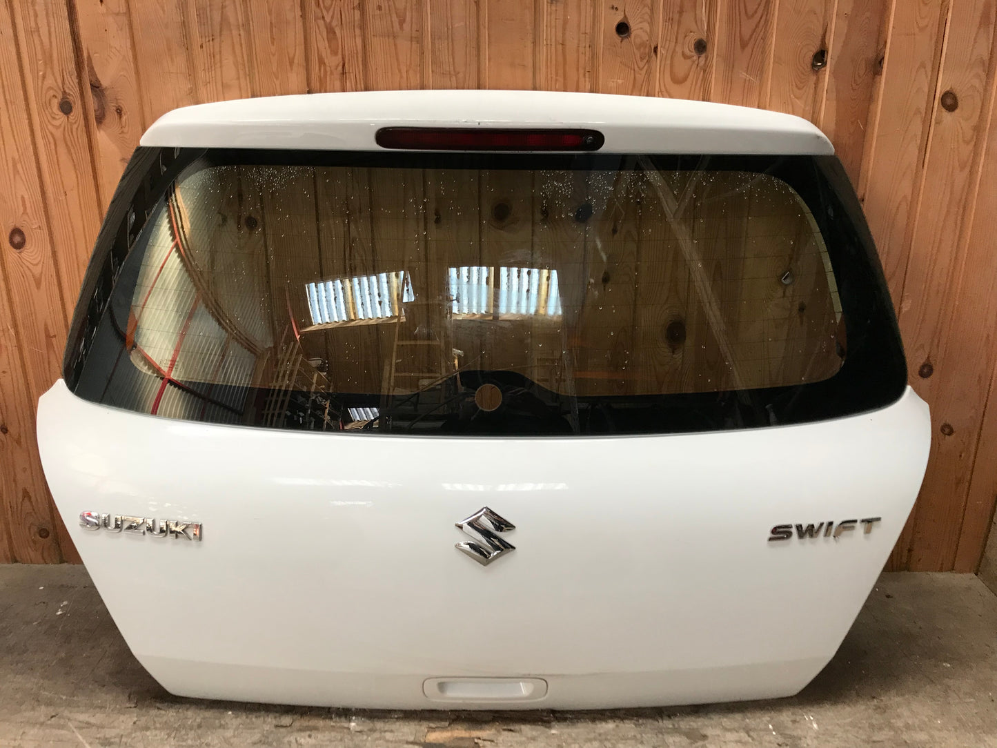 Suzuki Swift Bagklap Med OEM Nr. 6910063J23 Fra Suzuki Ophugger