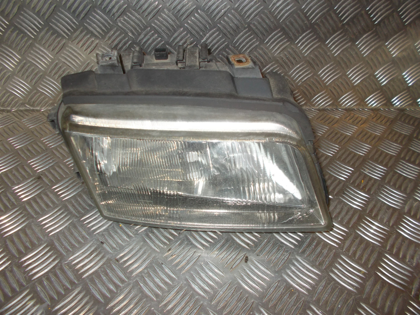 Audi A4 8D Forlygte Med OEM Nr. Ophugger Fra Audi Ophugger