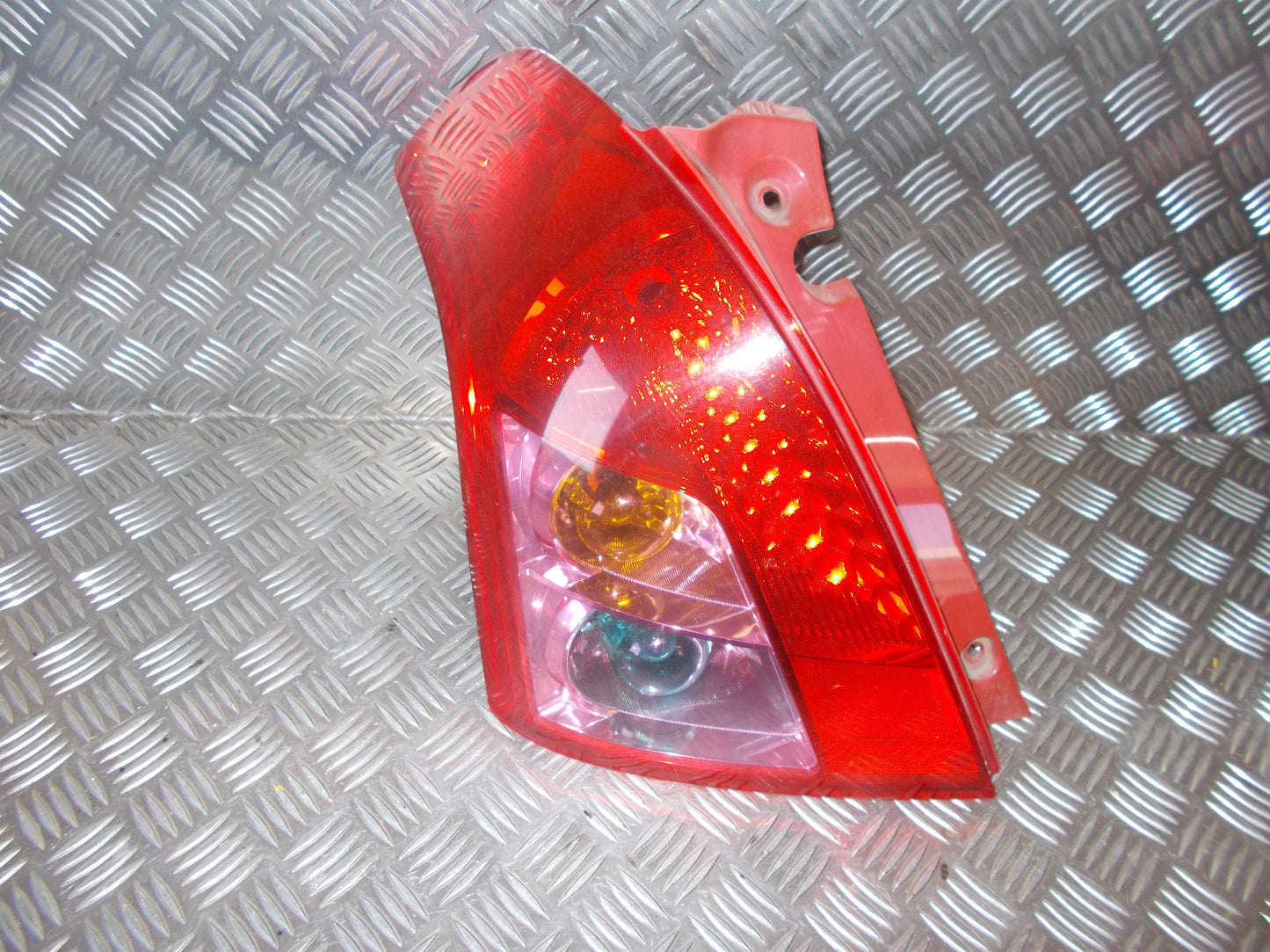 Suzuki Swift Baglygte Med OEM Nr. Ophugger Fra Suzuki Ophugger