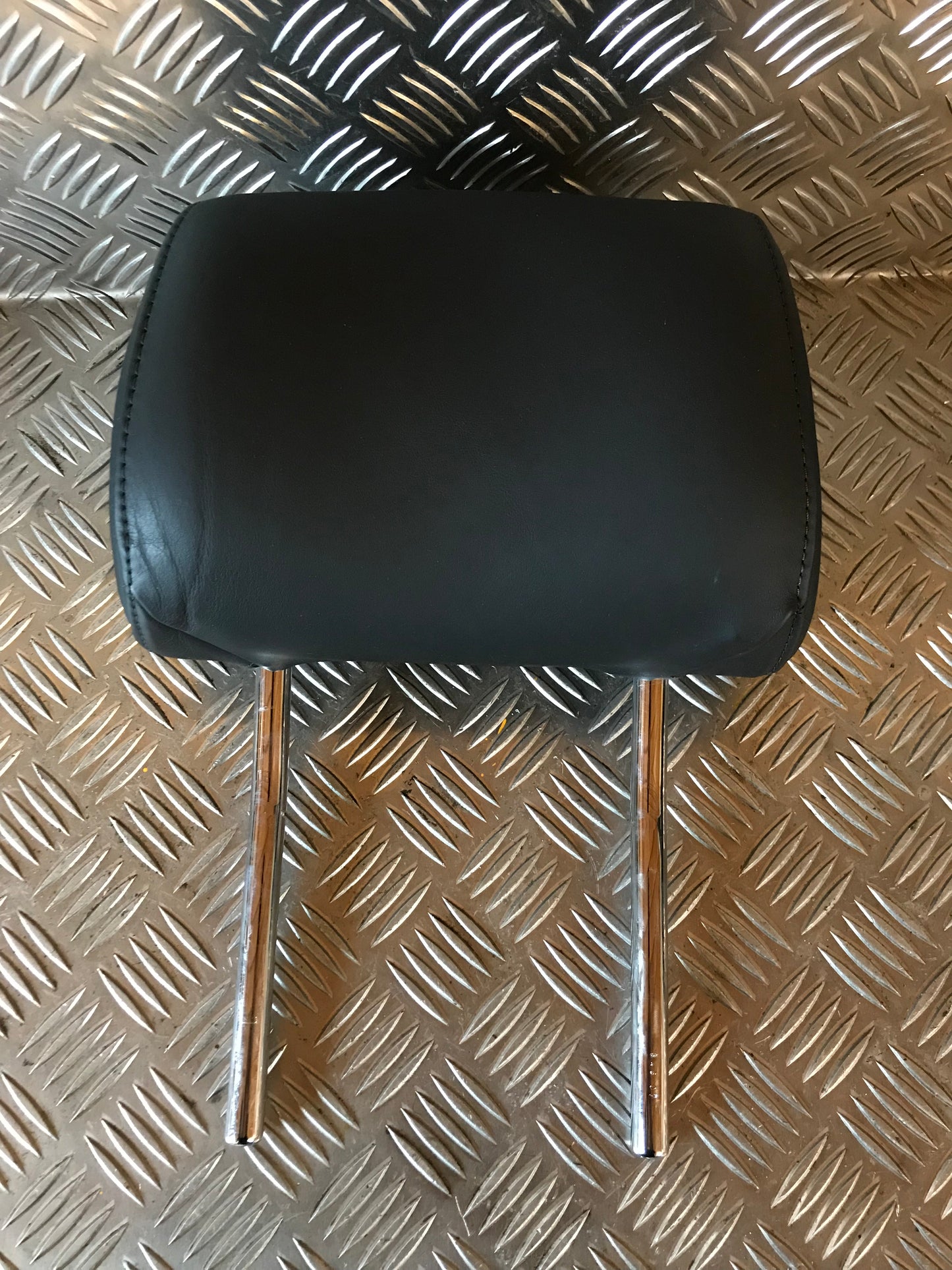 Audi Q7 Nakkestøtte Med OEM Nr. Ophugger Fra Audi Ophugger