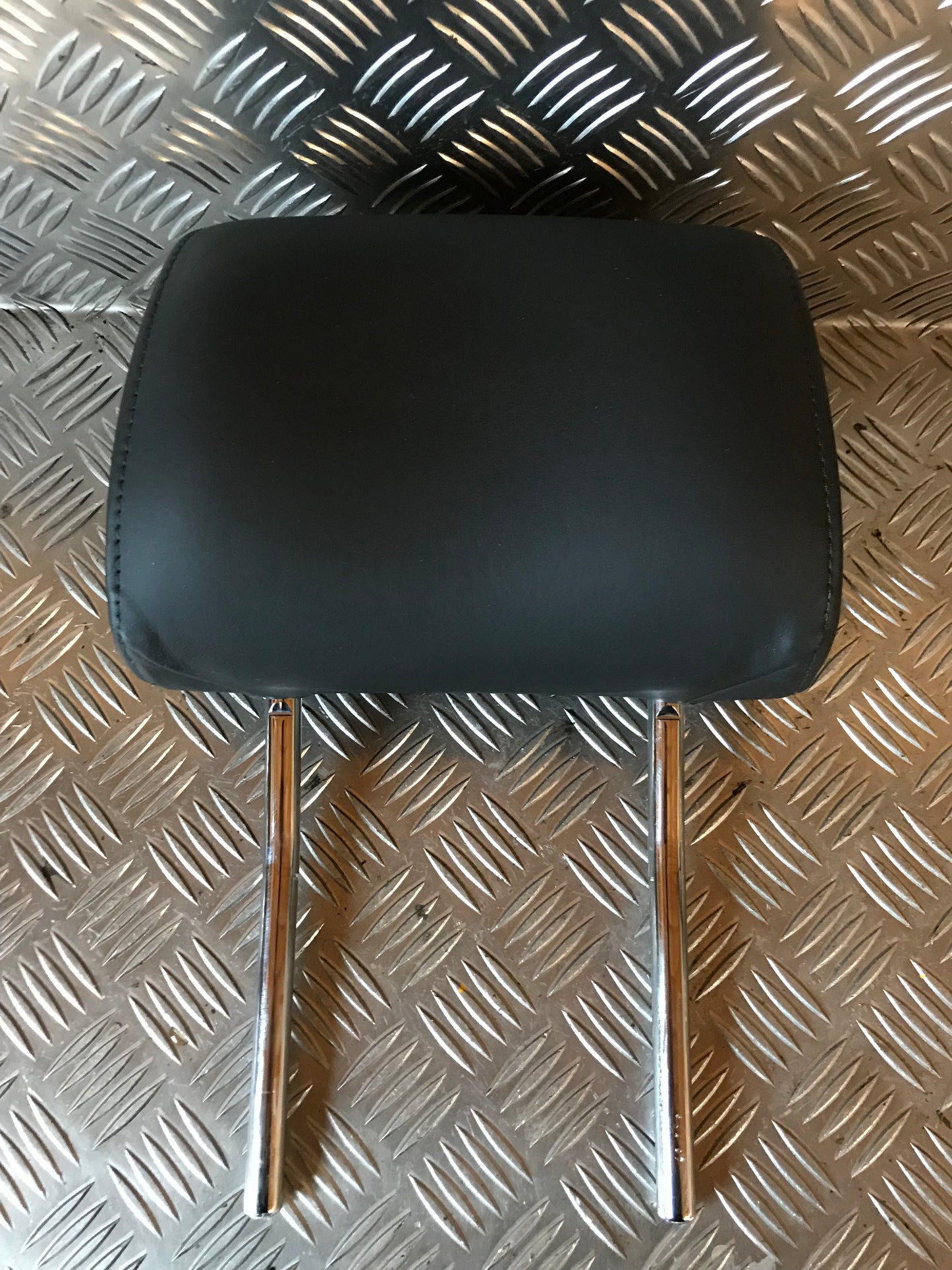 Audi Q7 Nakkestøtte Med OEM Nr. Ophugger Fra Audi Ophugger