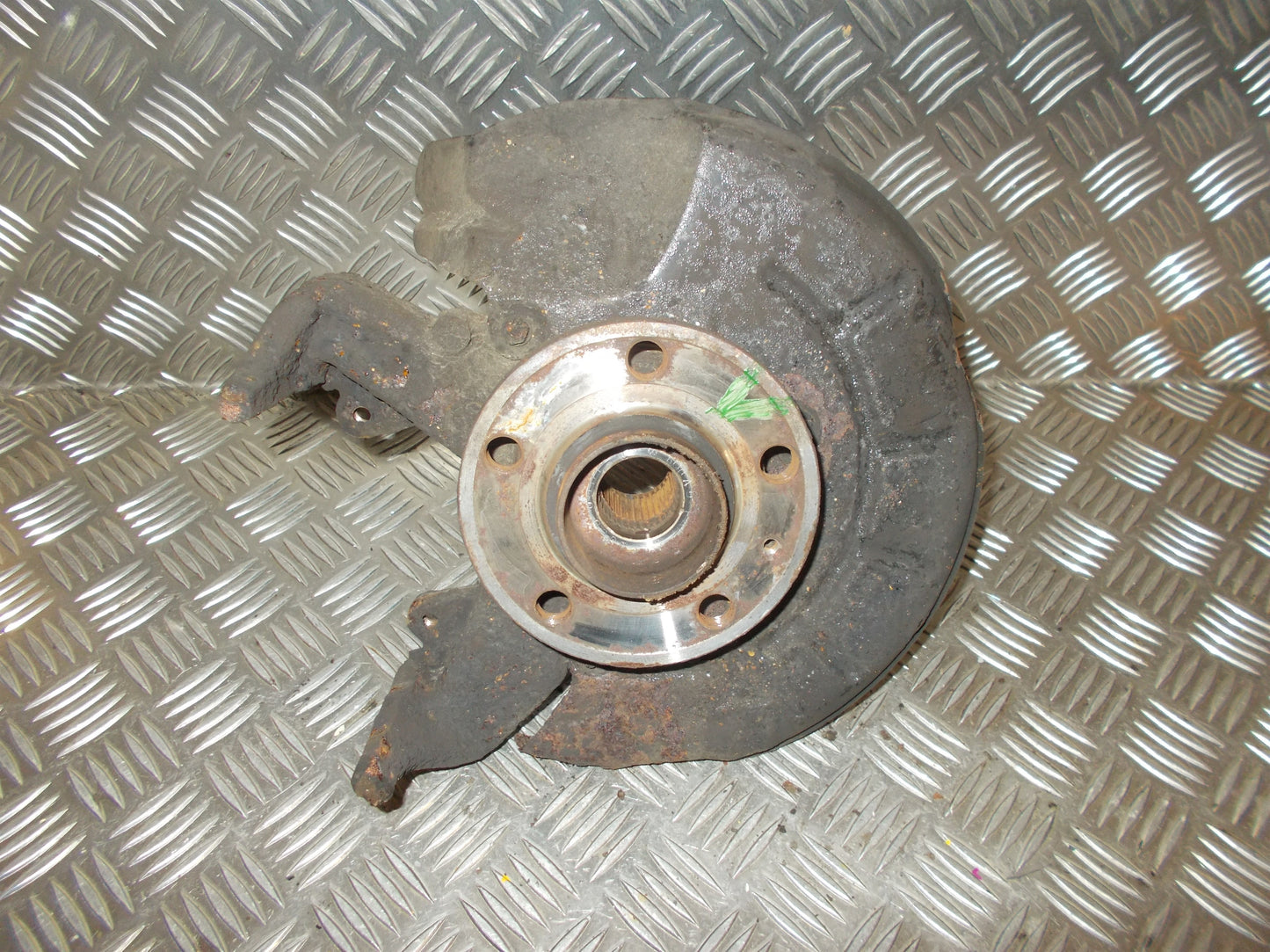 VW Fox 5Z Spindel For V Med OEM Nr. 6Q0407255AP Fra VW Ophugger