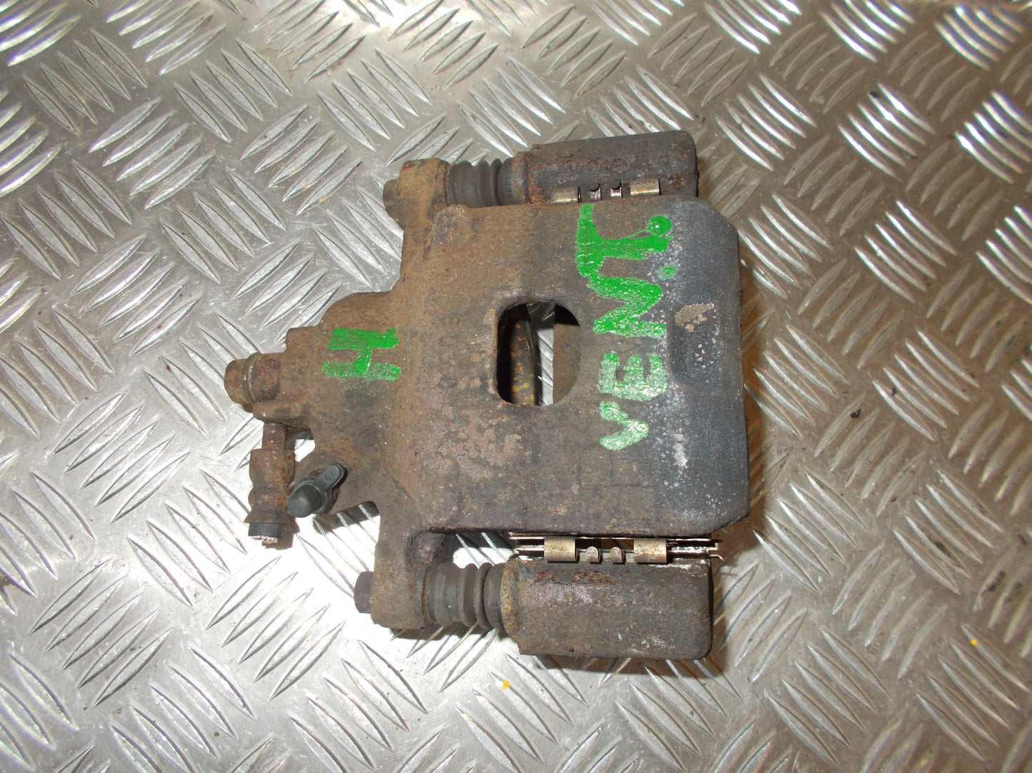 Suzuki Alto Bremsekaliber Hf Med OEM Nr. Ophugger Fra Suzuki Ophugger