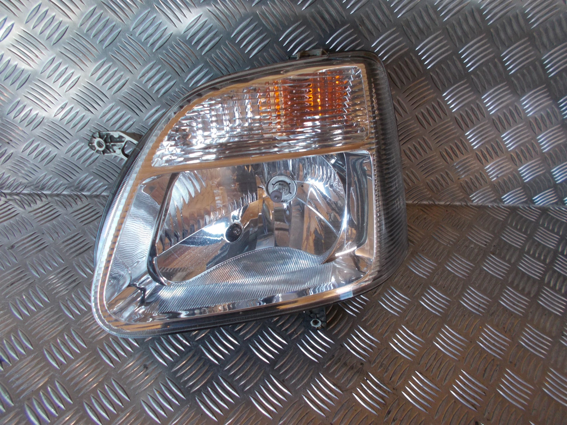 Suzuki Wagon R Forlygte Med OEM Nr. 3532184E00 Fra Suzuki Ophugger