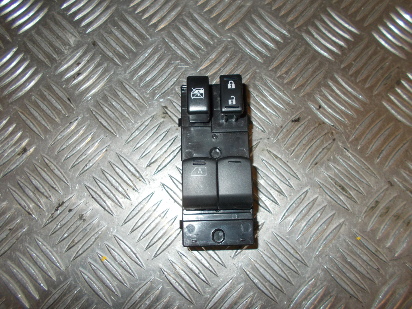 Nissan Micra K13 Kontakt Rudehejs Med OEM Nr. Ophugger Fra Nissan Ophugger