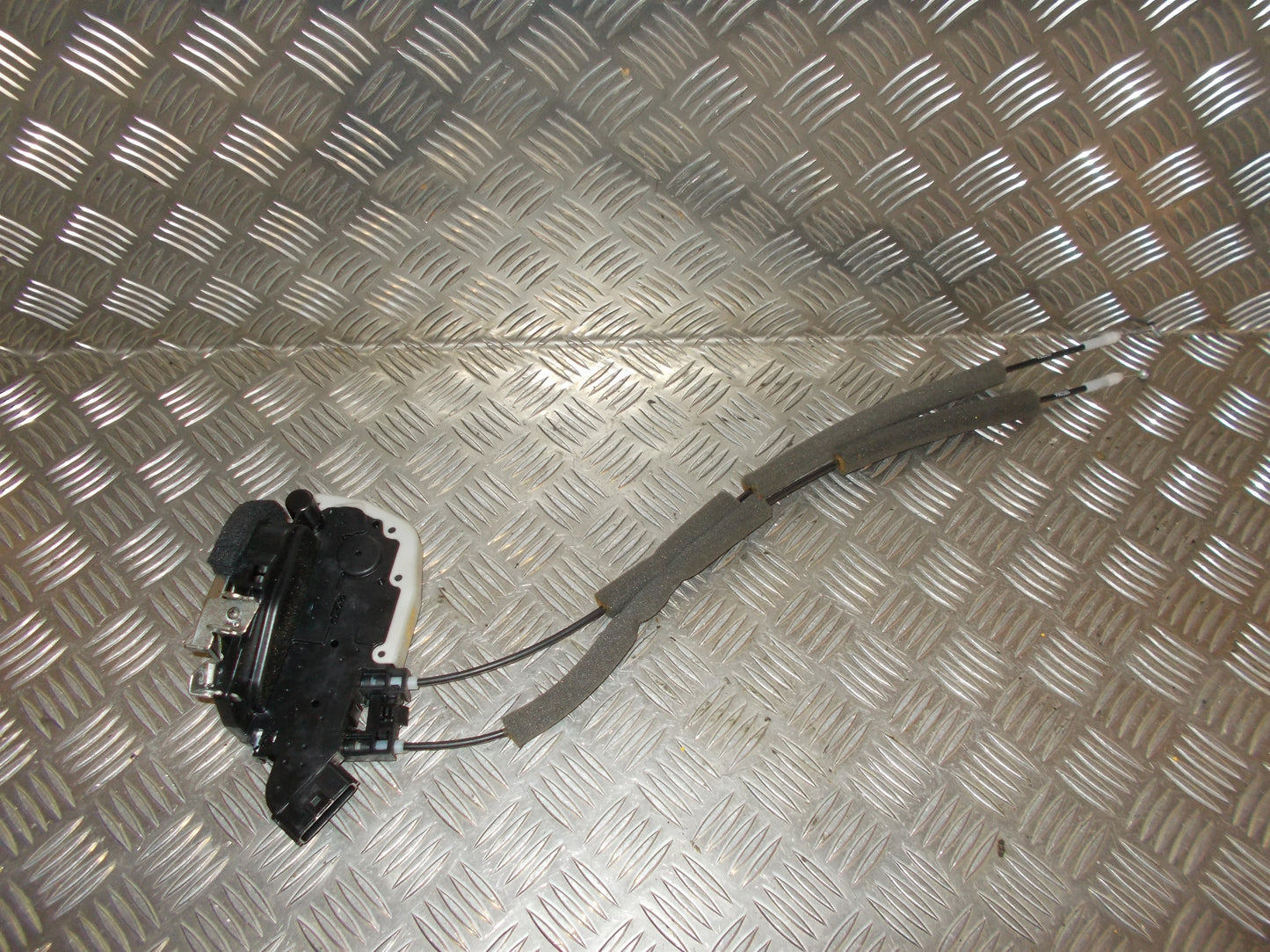 Nissan Micra K13 Dørlås Med OEM Nr. 805001HD0B Fra Nissan Ophugger