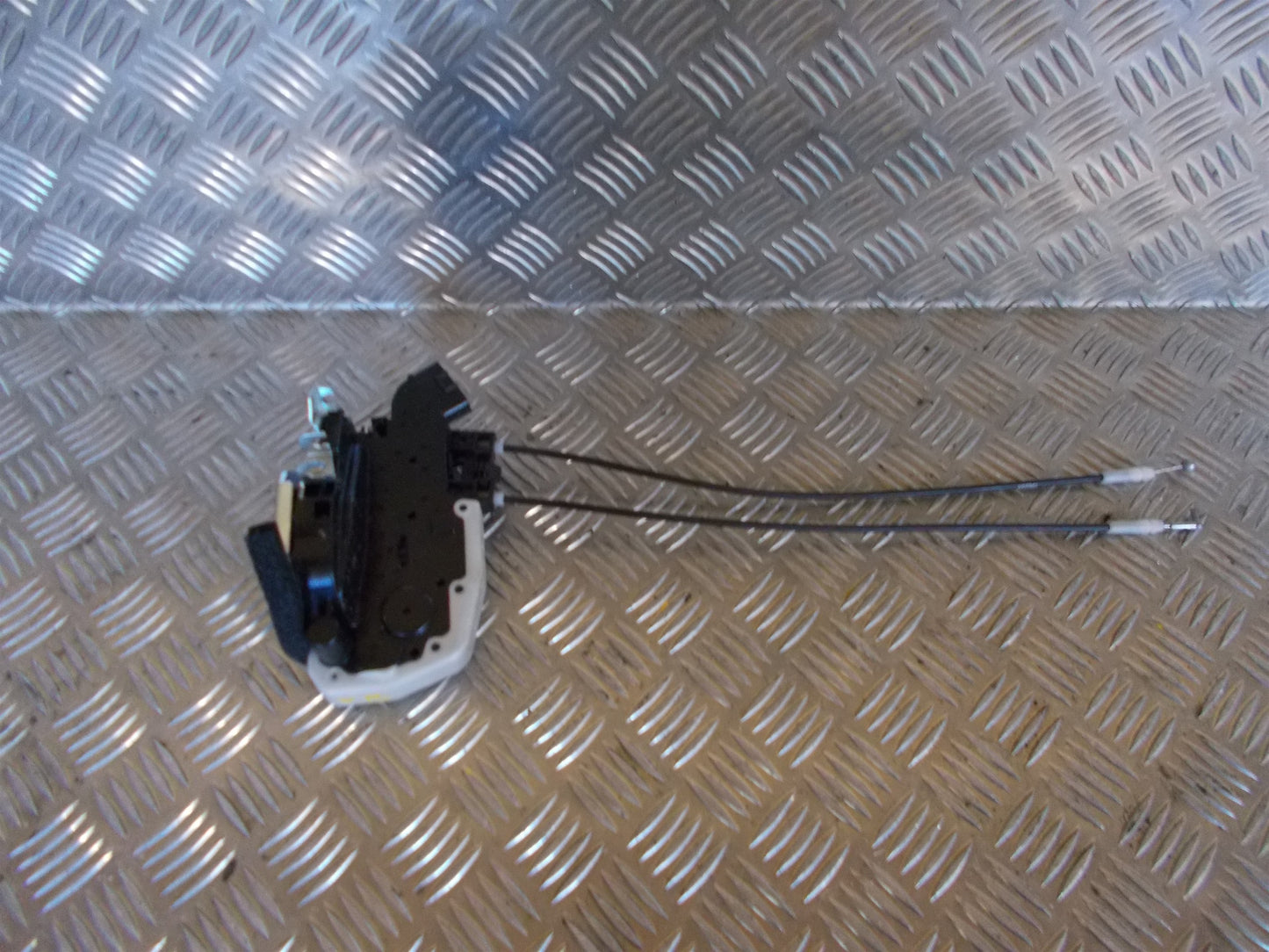 Nissan Micra K13 Dørlås Med OEM Nr. 82501 Fra Nissan Ophugger