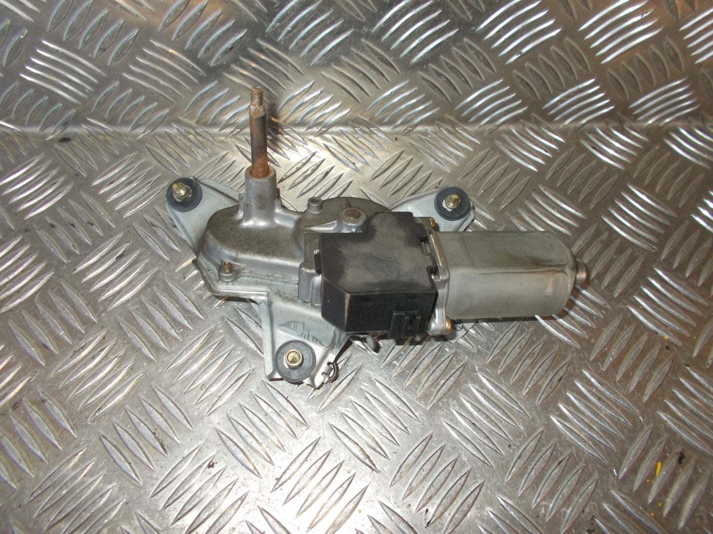 Toyota Avensis Verso Bagrudevisker Motor Med OEM Nr. Ophugger Fra Toyota Ophugger