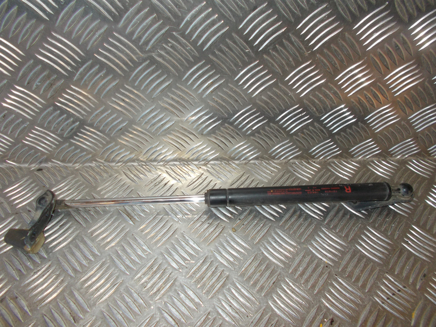 Toyota Avensis Verso Bagklapsdæmper Med OEM Nr. Ophugger Fra Toyota Ophugger