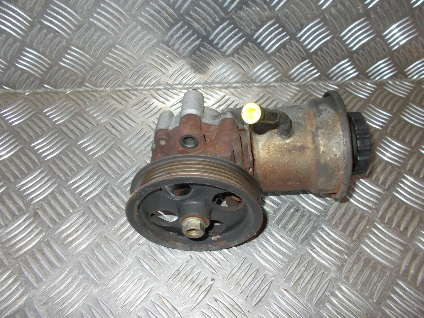 Toyota Avensis Verso Servopumpe Med OEM Nr. 4432044080 Fra Toyota Ophugger