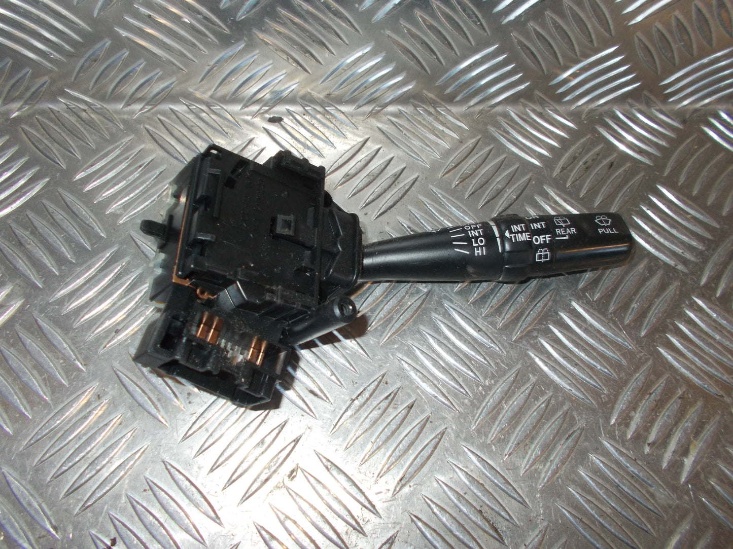Toyota Avensis Verso Kontakt Visker Med OEM Nr. 8465228640 Fra Toyota Ophugger