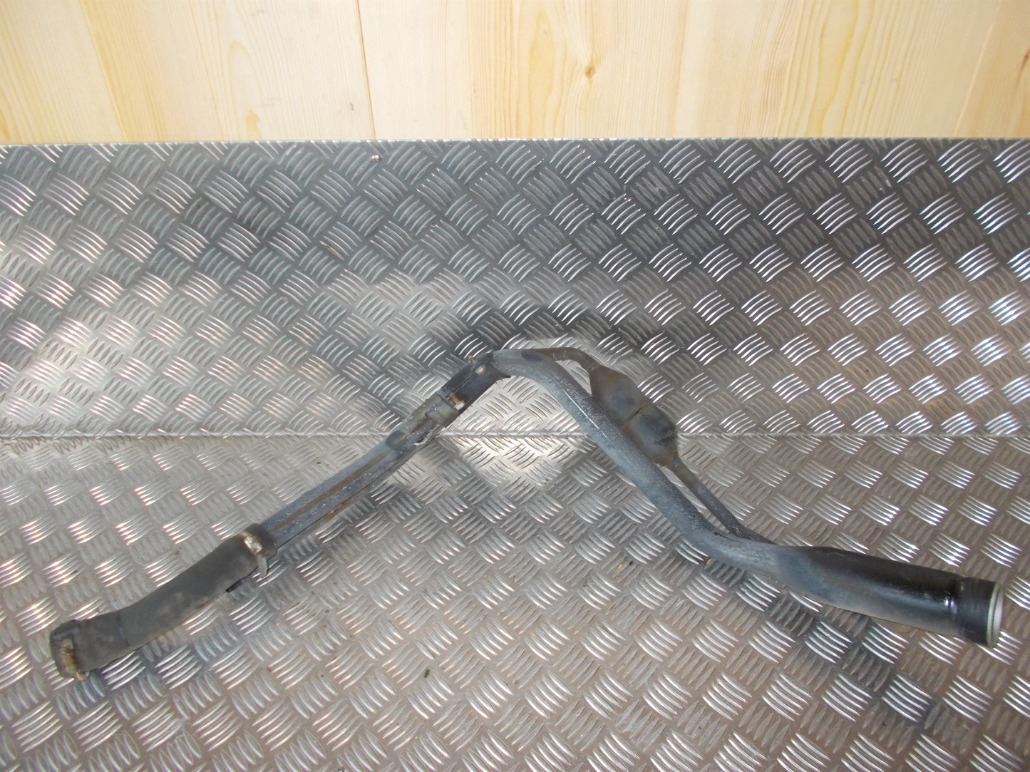 Opel Astra J Tankrør Med OEM Nr. 13323102 Fra Opel Ophugger