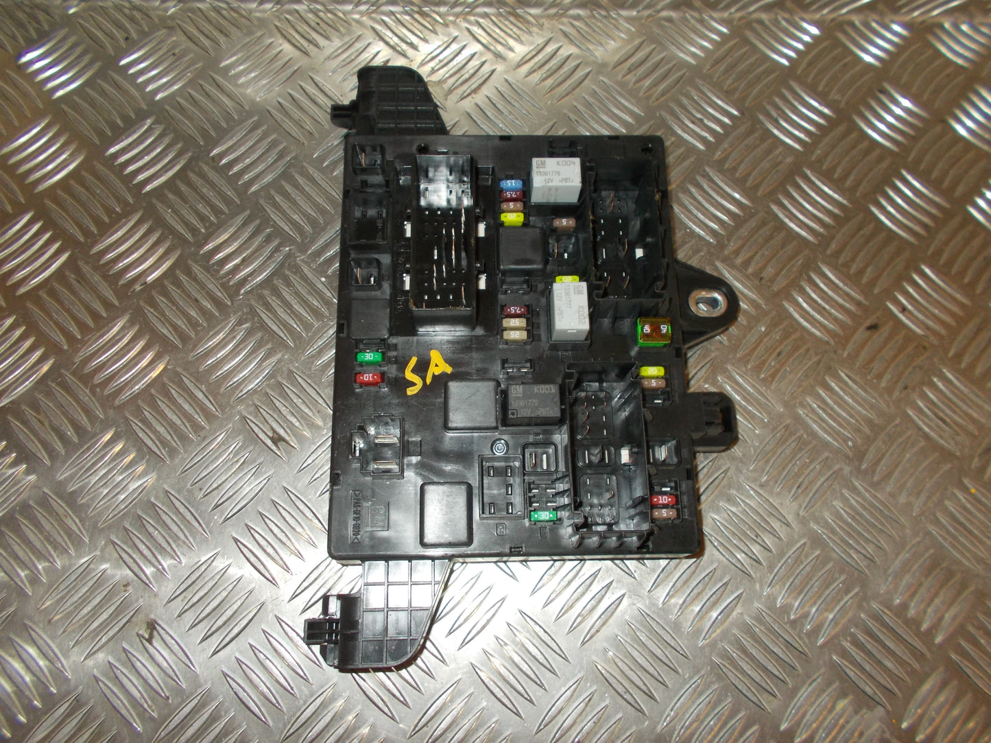 Opel Astra J Sikringsboks Med OEM Nr. 13302301 Fra Opel Ophugger