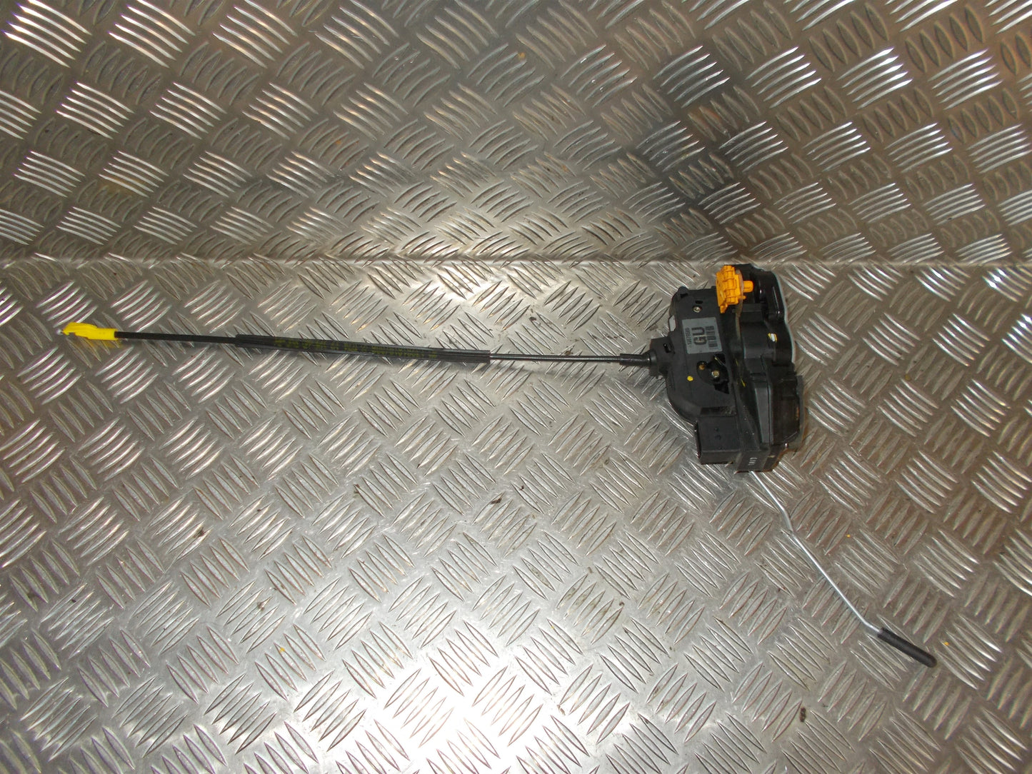 Opel Astra J Dørlås Med OEM Nr. 13579566 Fra Opel Ophugger