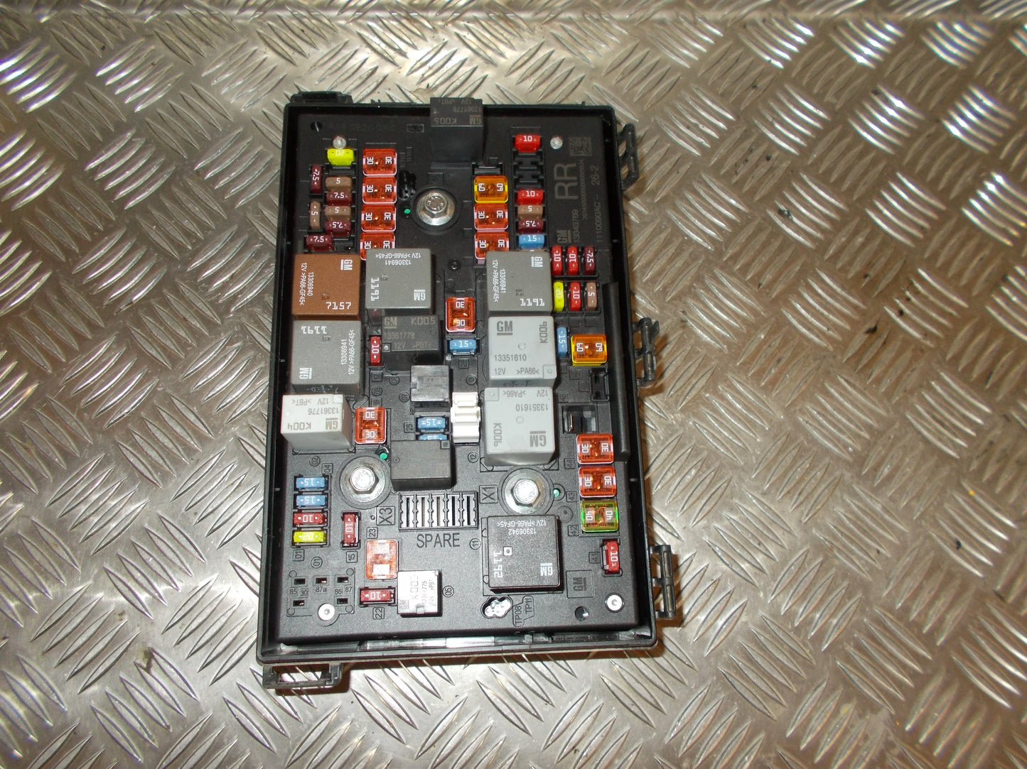 Opel Astra J Sikringsboks Med OEM Nr. 13343769 Fra Opel Ophugger