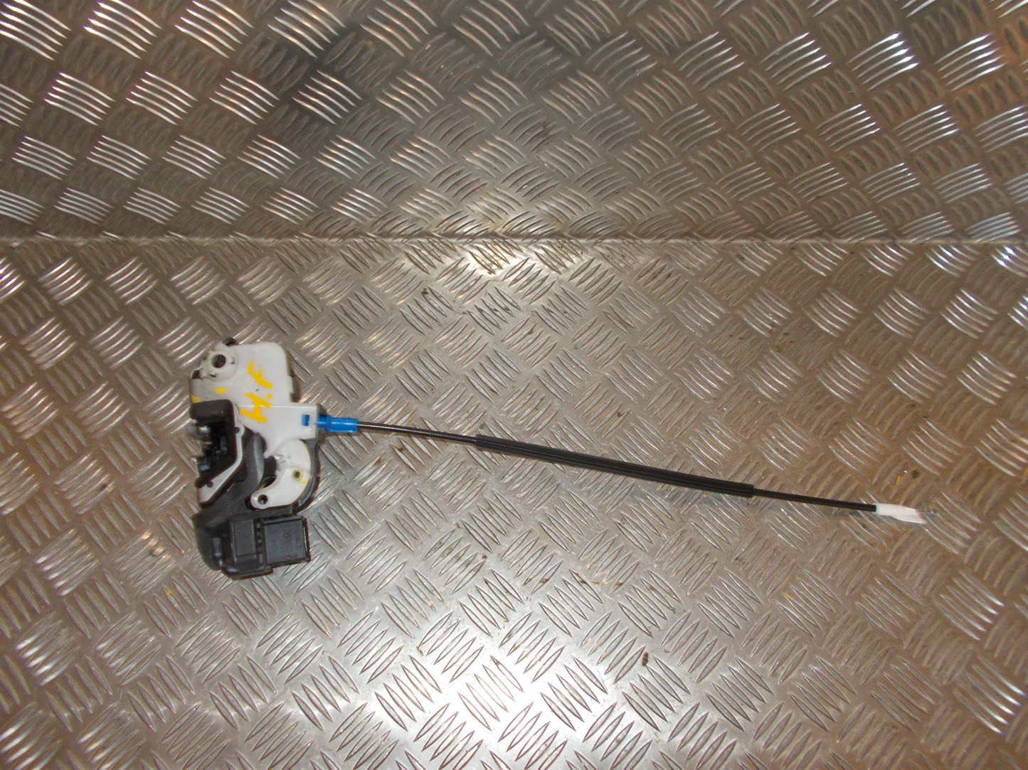 Opel Astra J Dørlås Med OEM Nr. 13579523 Fra Opel Ophugger