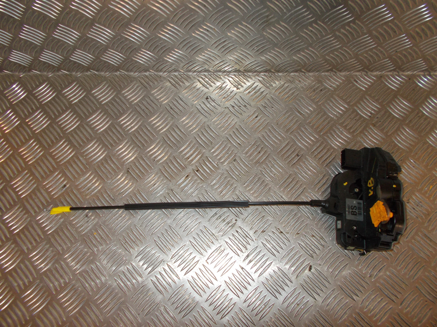 Opel Astra J Dørlås Med OEM Nr. 13579557 Fra Opel Ophugger