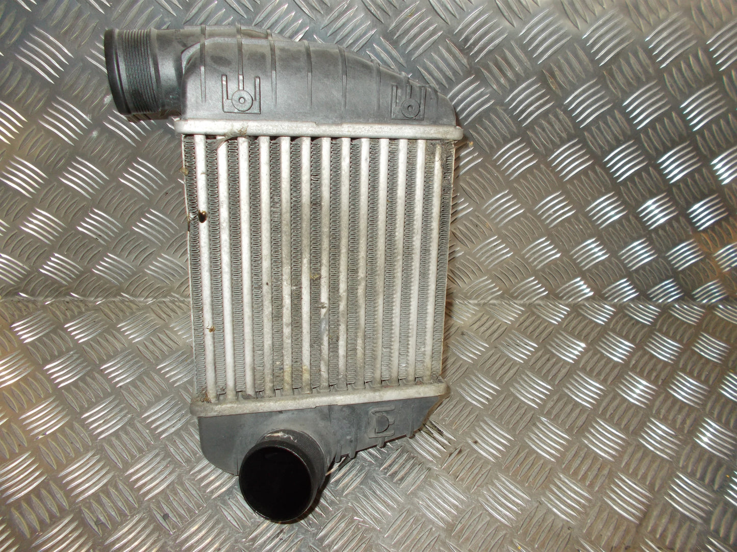 Audi A6 Køler Intercooler Med OEM Nr. 4F0145805J Fra Audi Ophugger