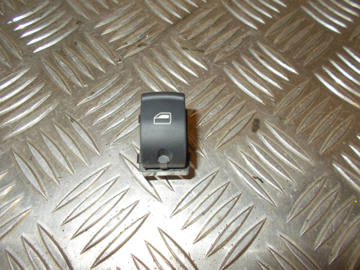 Audi A6 Kontakt Rudehejs Med OEM Nr. 4F0959855 Fra Audi Ophugger