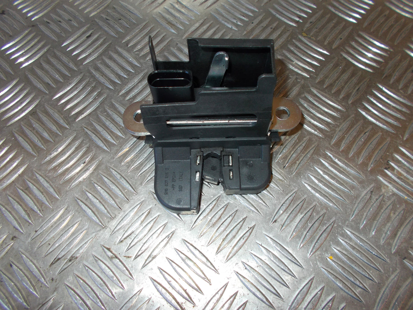 VW Golf 5 1K Dørlås Med OEM Nr. 5M0827505B Fra VW Ophugger