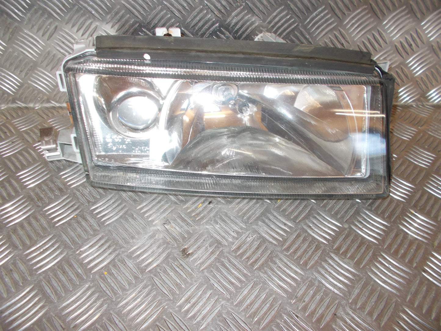 Skoda Octavia Forlygte Med OEM Nr. 1U1941018A Fra Skoda Ophugger