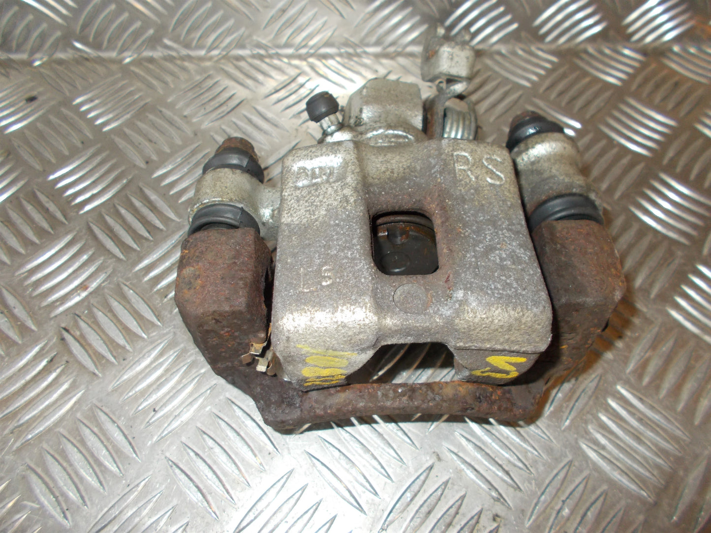 Kia Carens Bremsekaliber Vb Med OEM Nr. Ophugger Fra Kia Ophugger