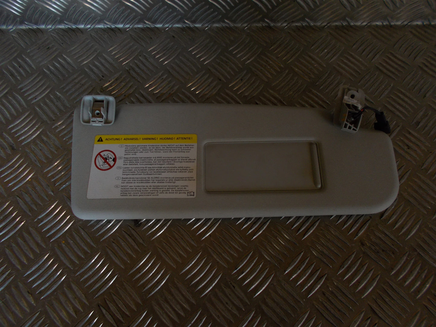 VW Passat 3C Solskærm Med OEM Nr. 3C0855552 Fra VW Ophugger