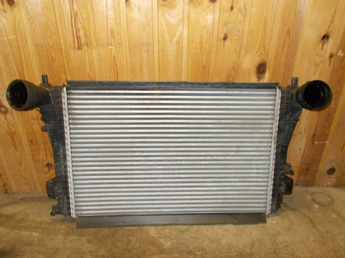 VW Passat 3C Køler Intercooler Med OEM Nr. 3C0145805P Fra VW Ophugger