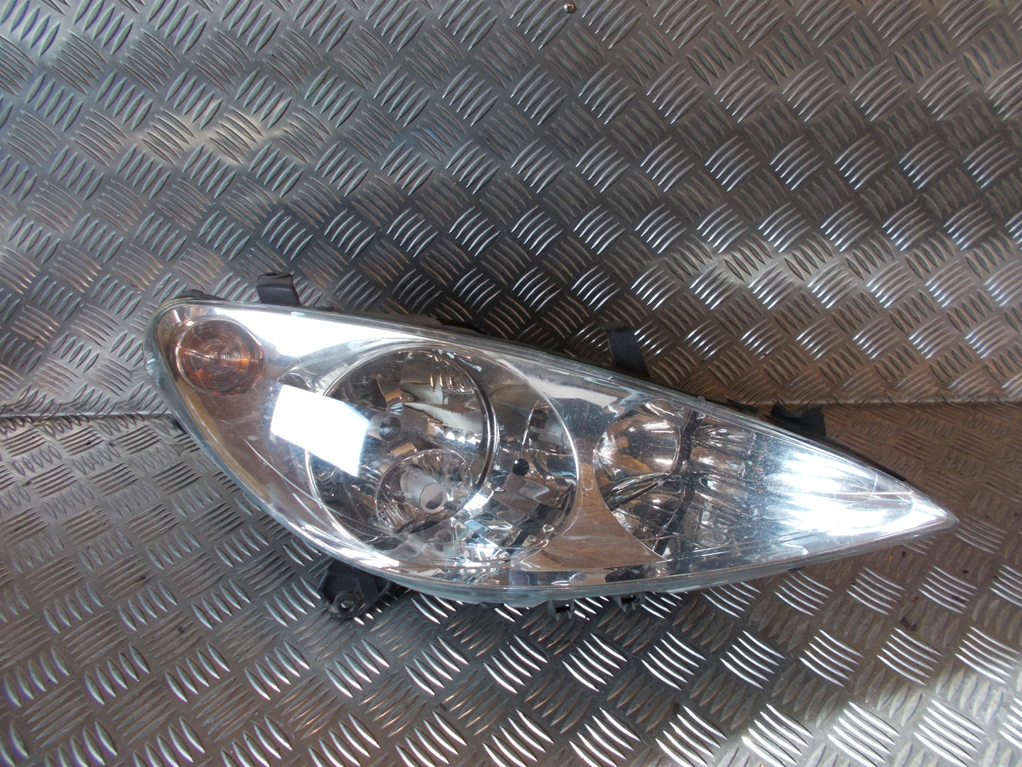 Peugeot 307 Forlygte Med OEM Nr. 6205ZR Fra Peugeot Ophugger