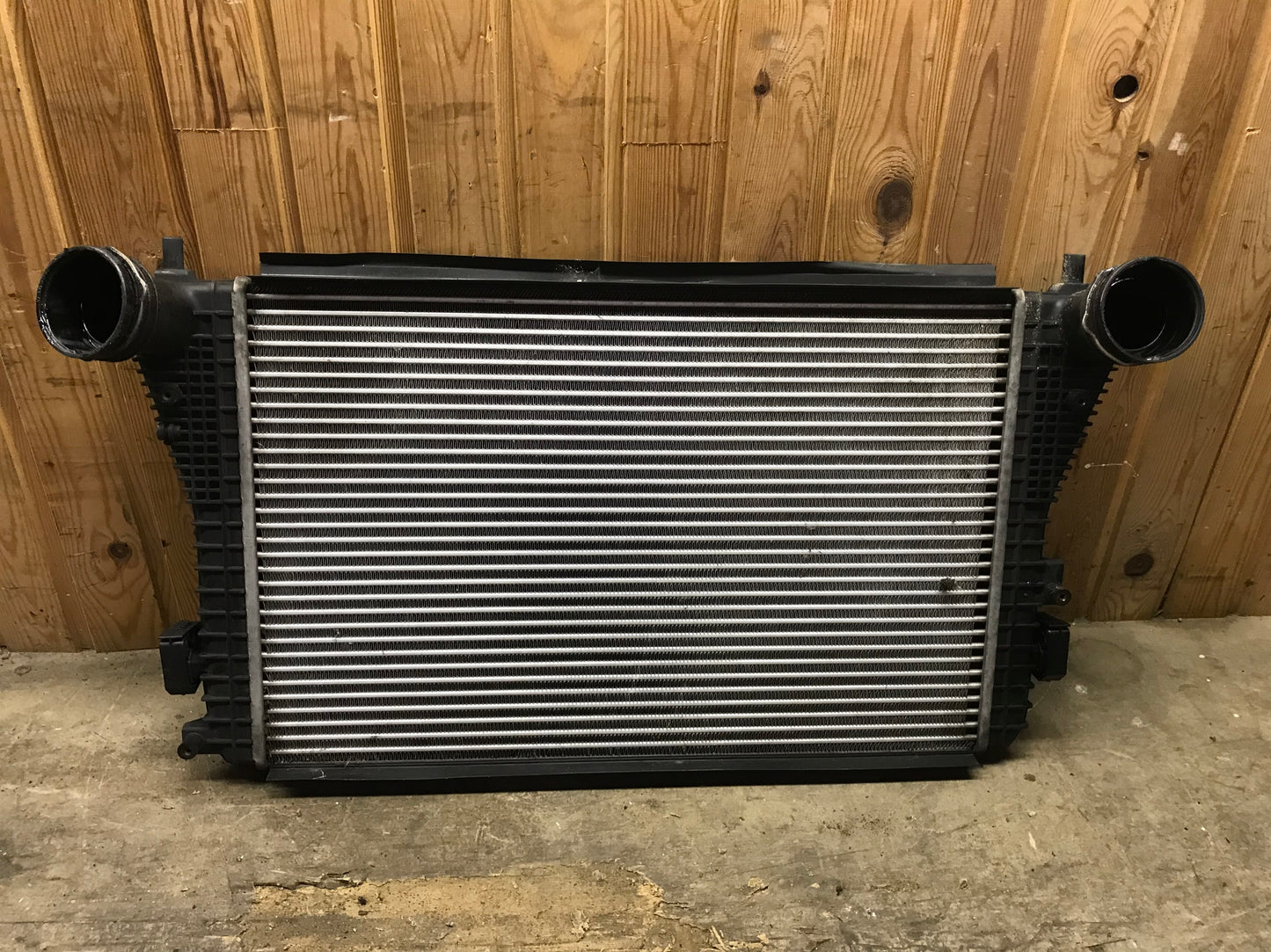 VW Jetta 1K Køler Intercooler Med OEM Nr. Ophugger Fra VW Ophugger