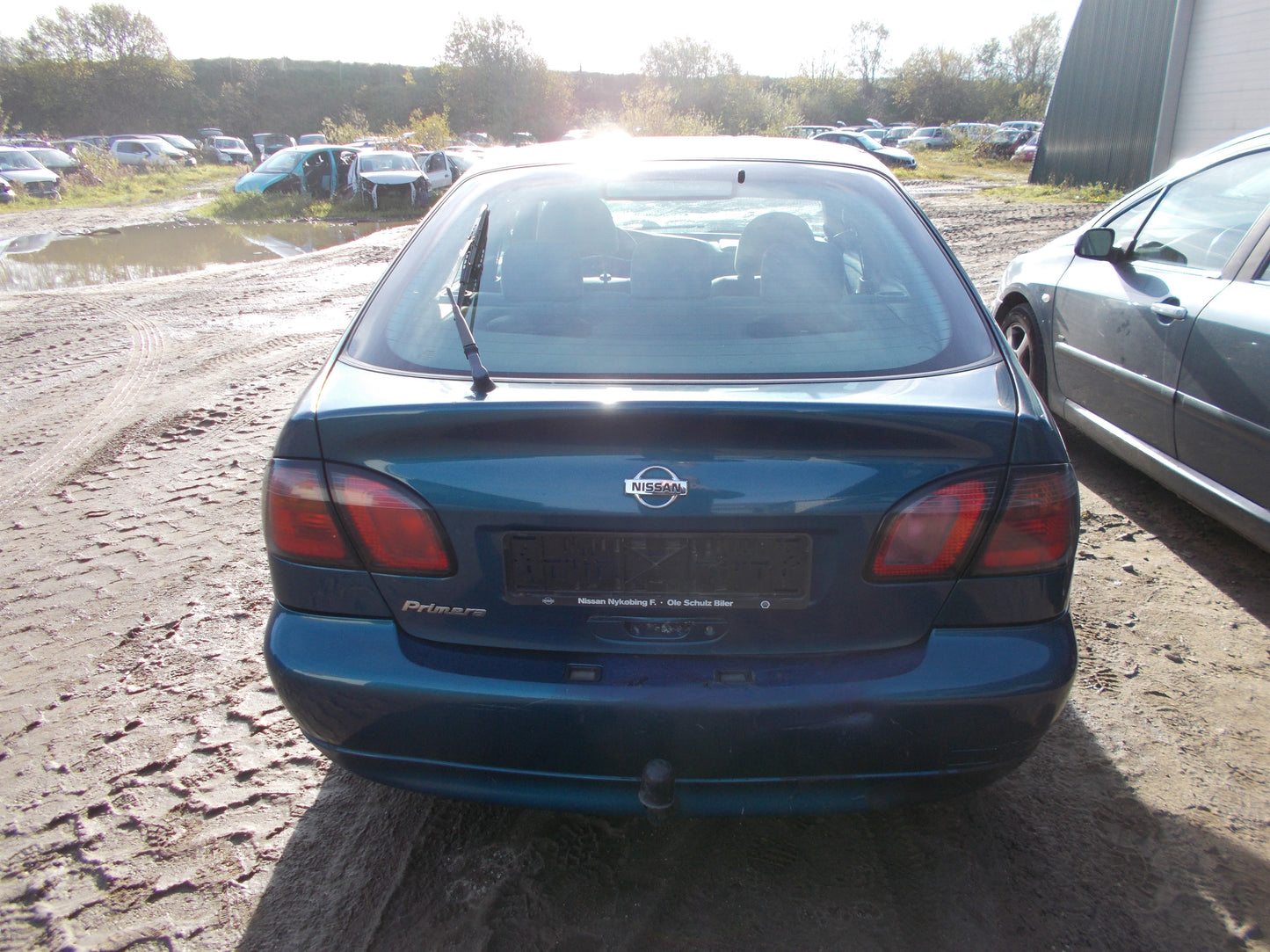 Nissan Primera P11 Pluk-Selv-Bil Med OEM Nr. Ophugger Fra Nissan Ophugger