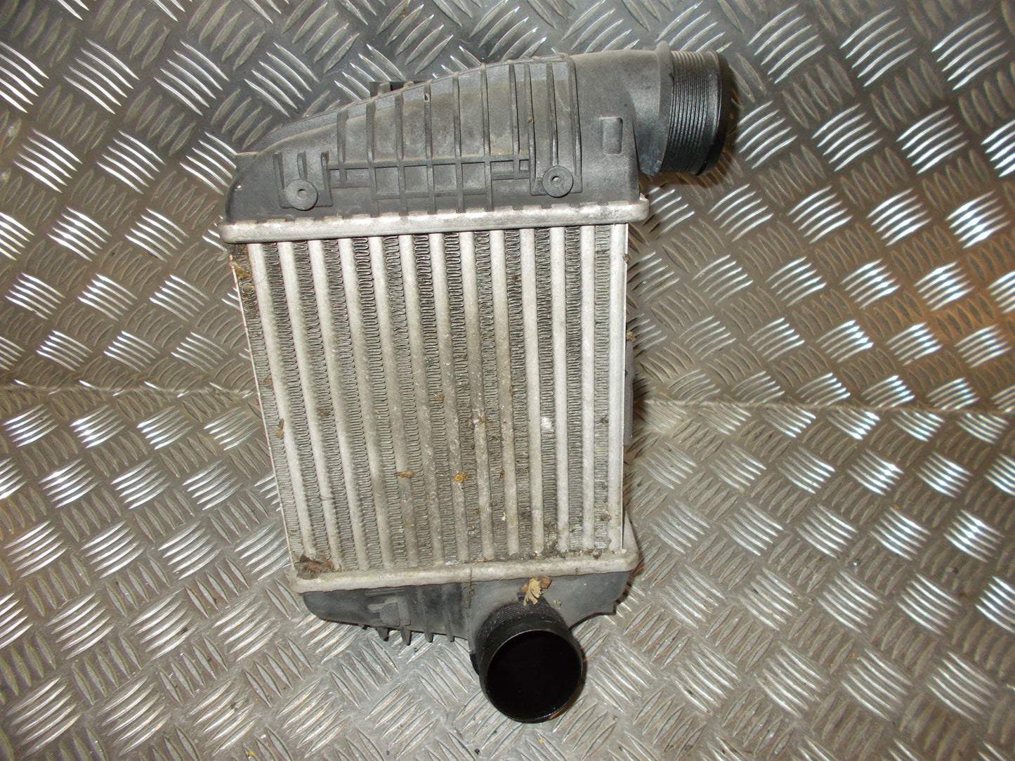 Audi A6 4F Køler Intercooler Med OEM Nr. 4F0145806P Fra Audi Ophugger