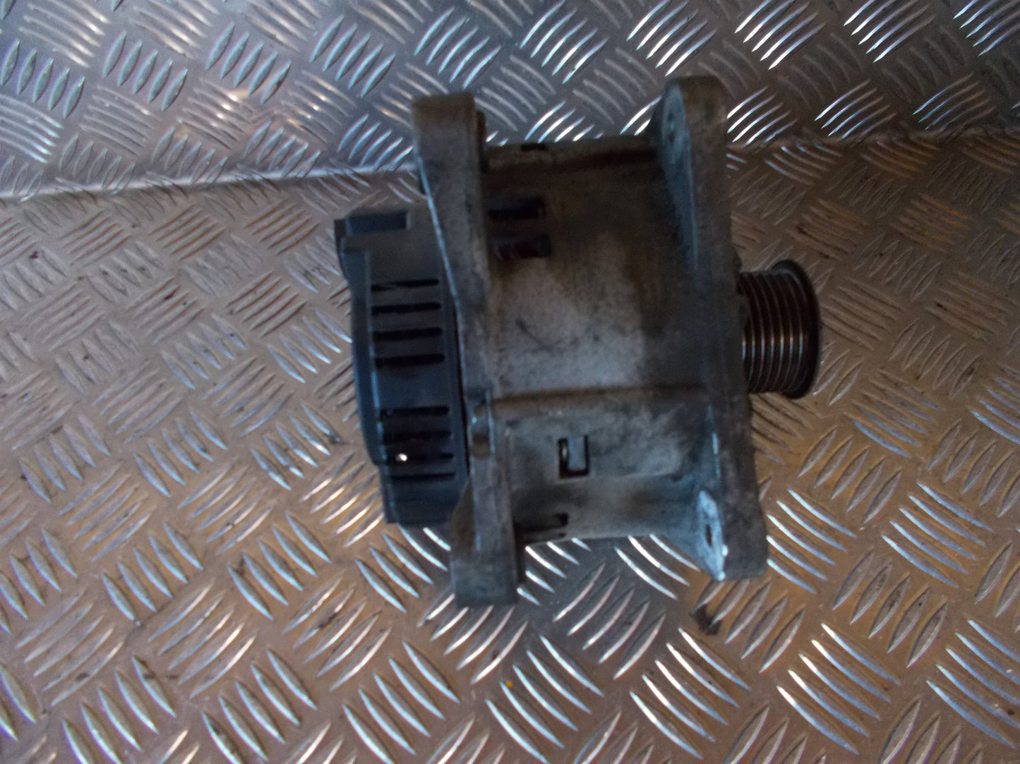 Nissan Primera P12 Generator Med OEM Nr. 23100AW300 Fra Nissan Ophugger