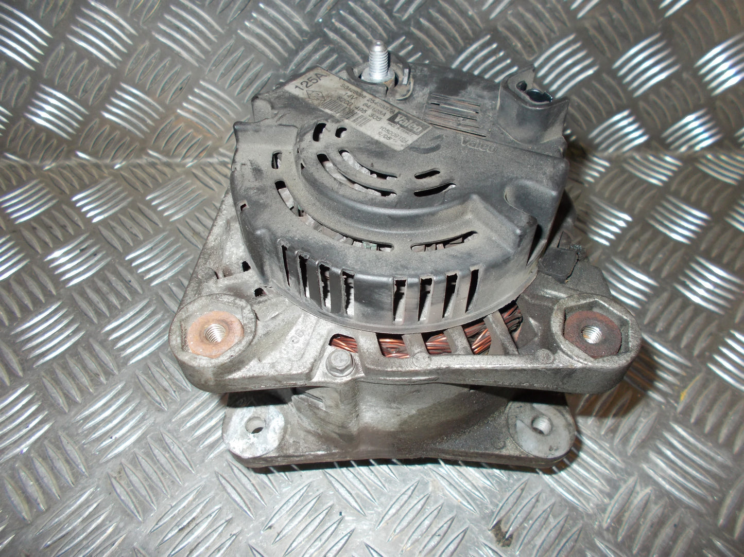 Nissan Primera P12 Generator Med OEM Nr. 23100AW300 Fra Nissan Ophugger