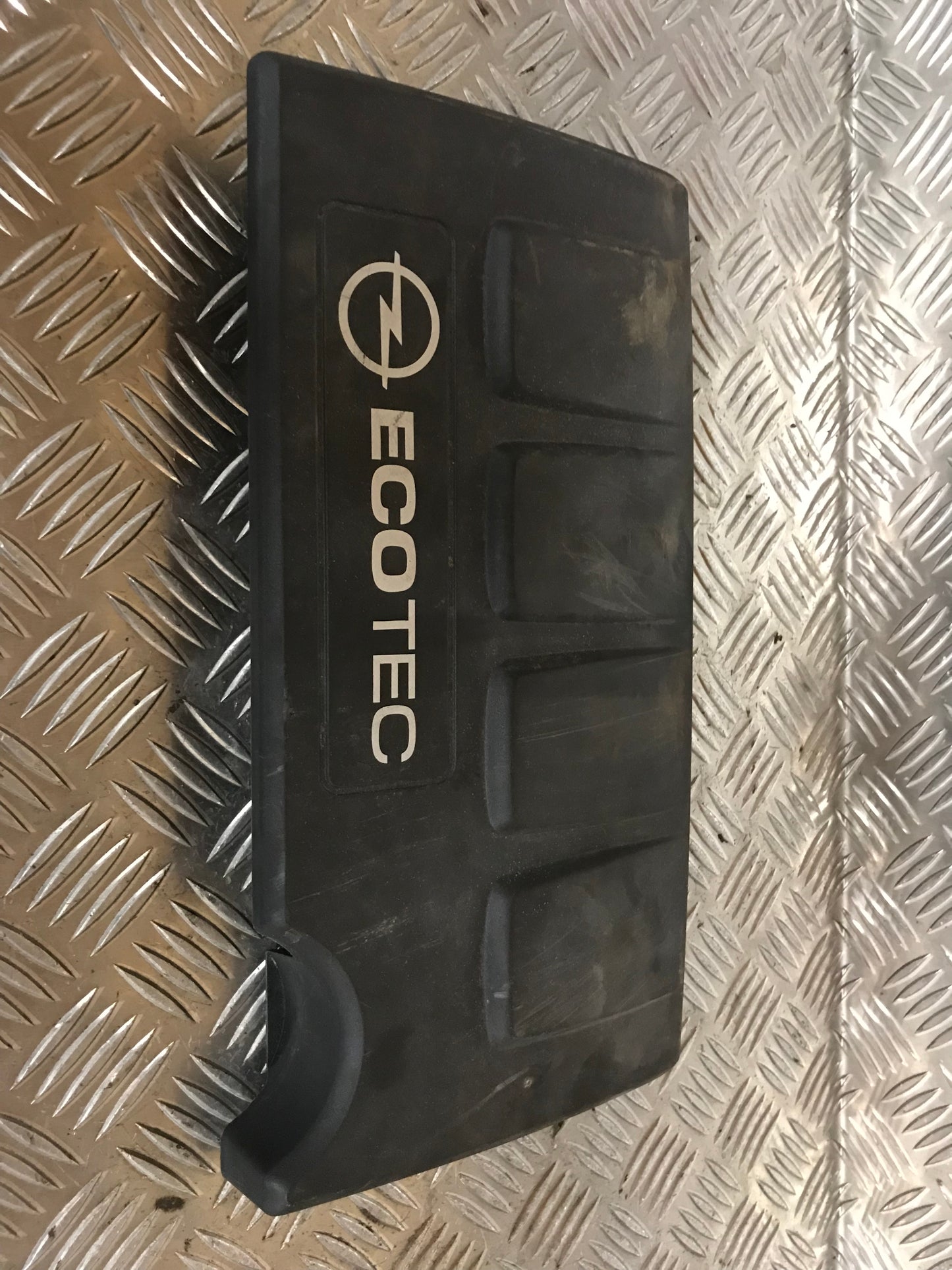 Opel Corsa D Topdæksel Med OEM Nr. 55561431 Fra Opel Ophugger