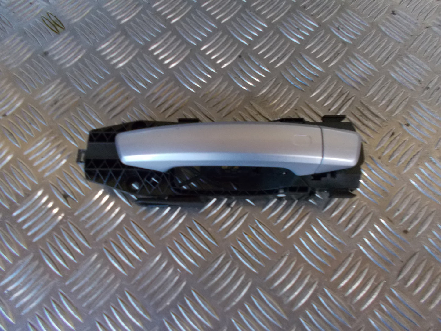 VW Touran GP2 Håndtag Udvendig Med OEM Nr. 8V0839885 Fra VW Ophugger