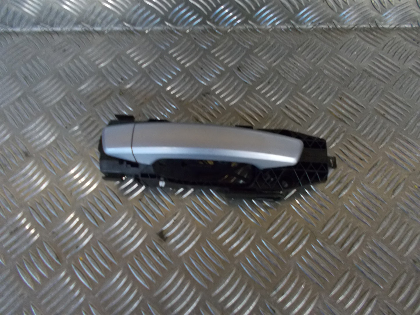 VW Touran GP2 Håndtag Udvendig Med OEM Nr. 8V0839885 Fra VW Ophugger