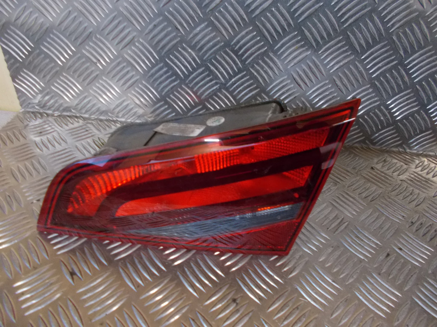 VW Touran GP2 Baglygte Med OEM Nr. 8V4945094A Fra VW Ophugger