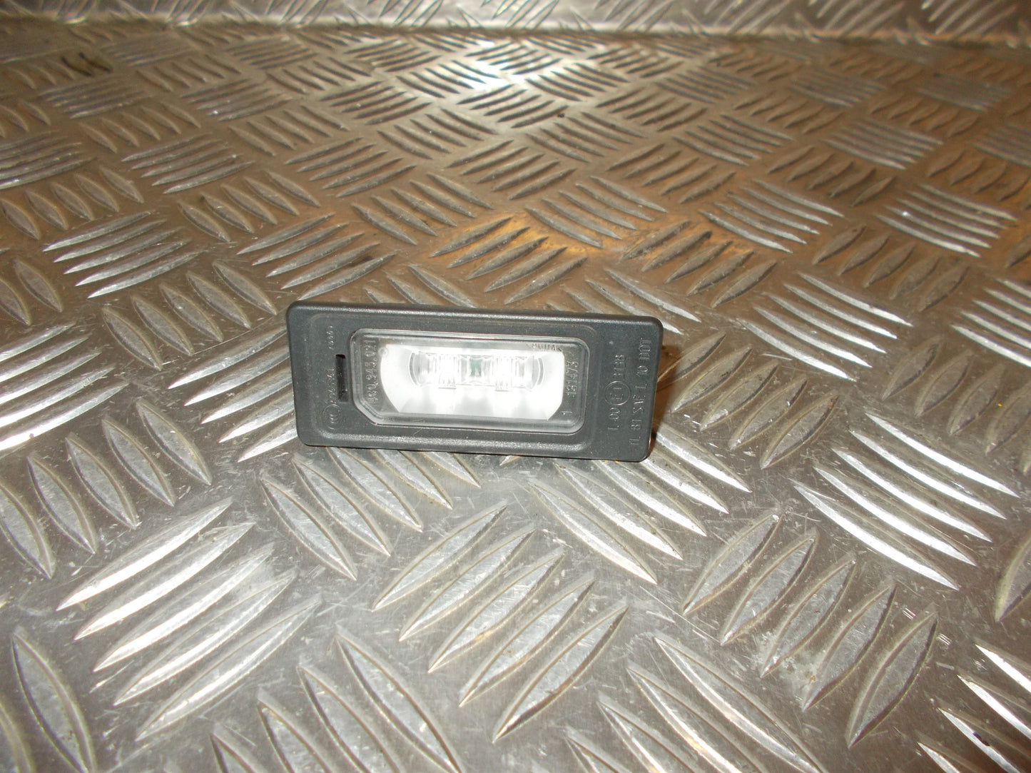 VW Touran GP2 Nummerpladelygte Med OEM Nr. 4G0943021 Fra VW Ophugger