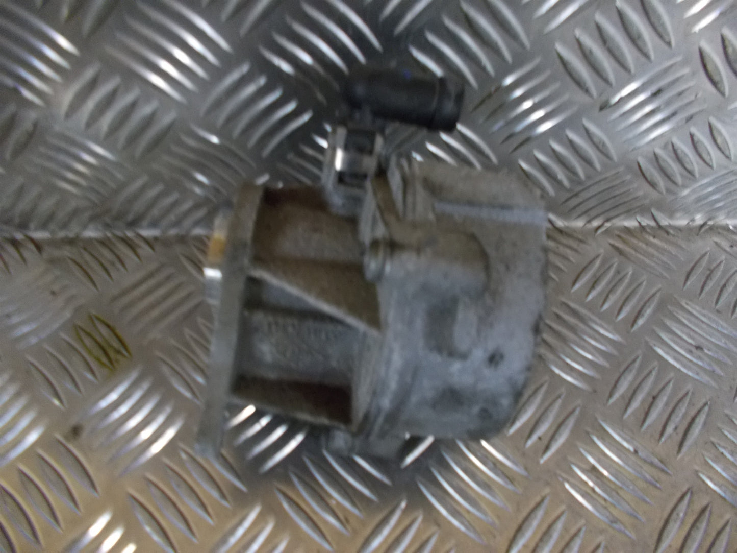 Renault Megane 2 Vacuumpumpe Med OEM Nr. Ophugger Fra Renault Ophugger