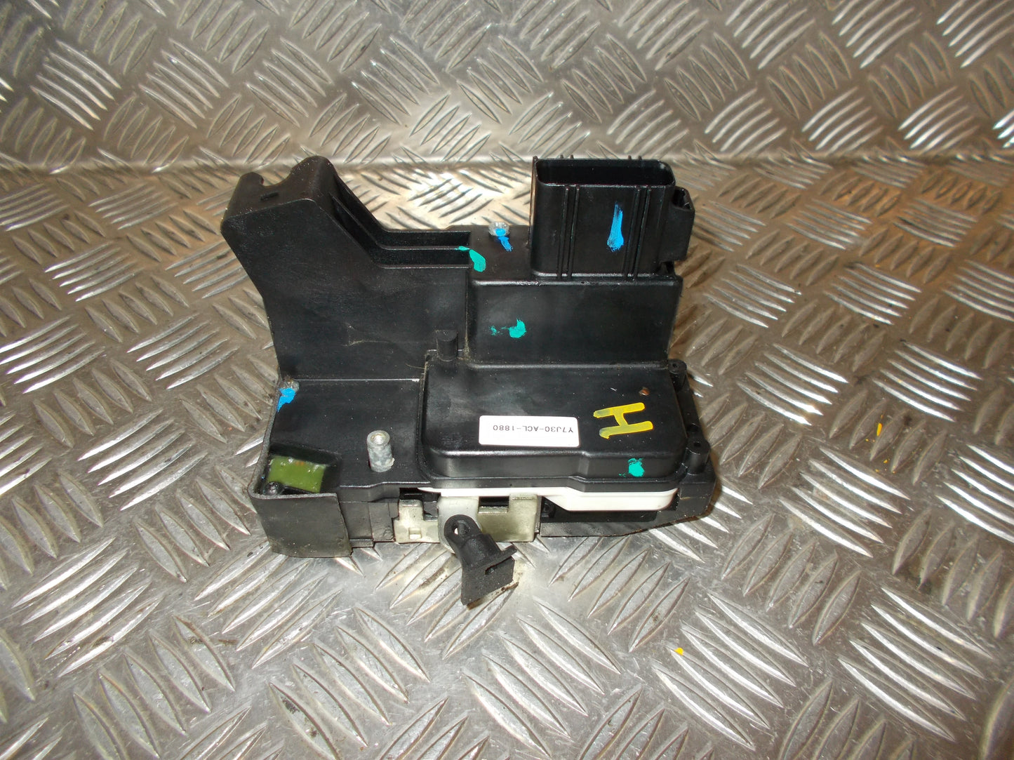 Ford Fiesta 6 Dørlås Med OEM Nr. Y7J30ACL1880 Fra Ford Ophugger