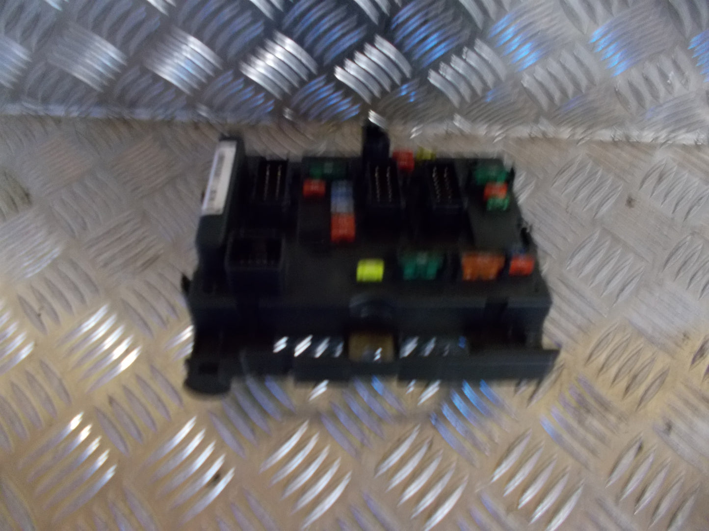 Peugeot 307 Sikringsboks Med OEM Nr. 9650663880 Fra Peugeot Ophugger