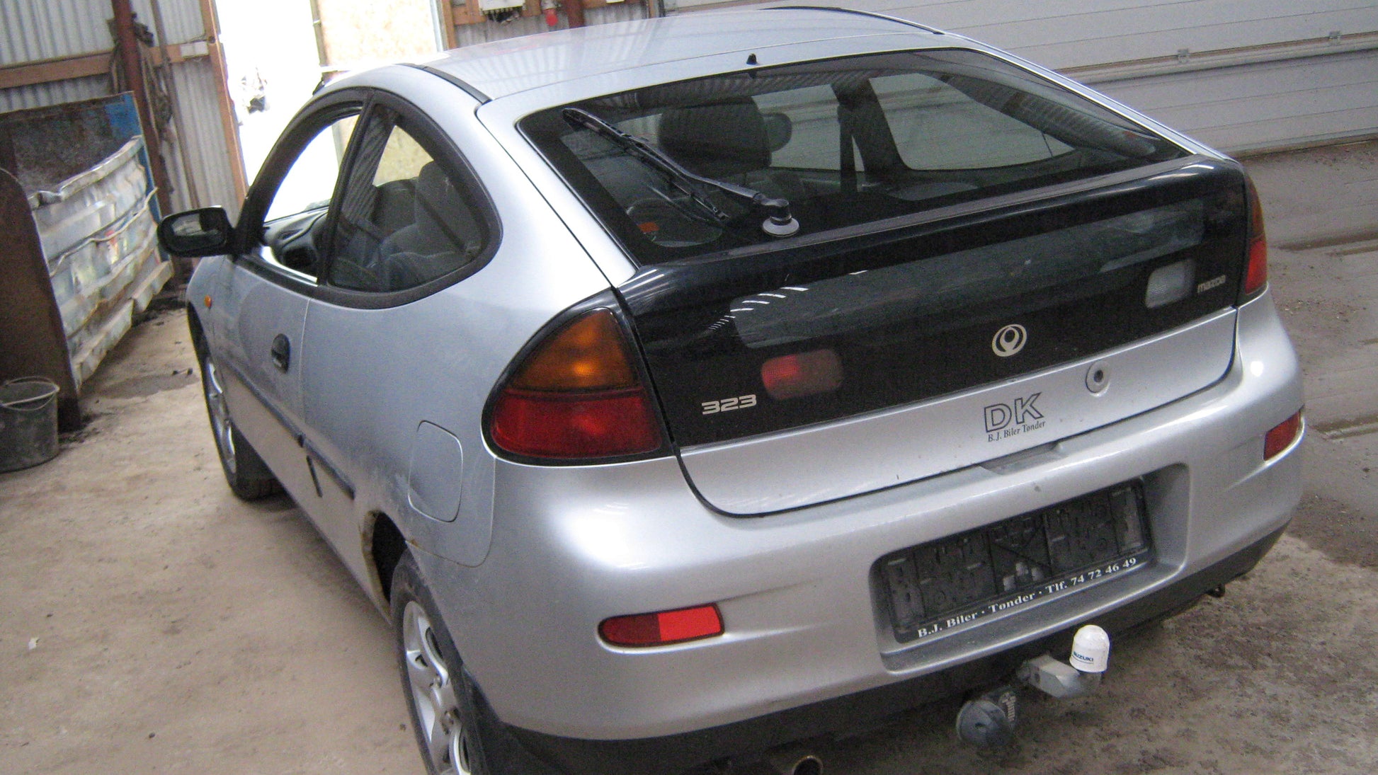 Mazda 323 C 3D BA13 Pluk-Selv-Bil Med OEM Nr. Ophugger Fra Mazda Ophugger