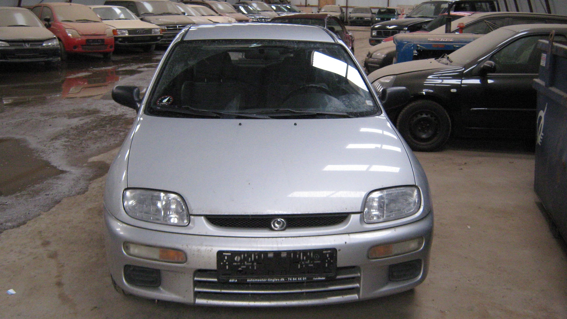 Mazda 323 C 3D BA13 Pluk-Selv-Bil Med OEM Nr. Ophugger Fra Mazda Ophugger